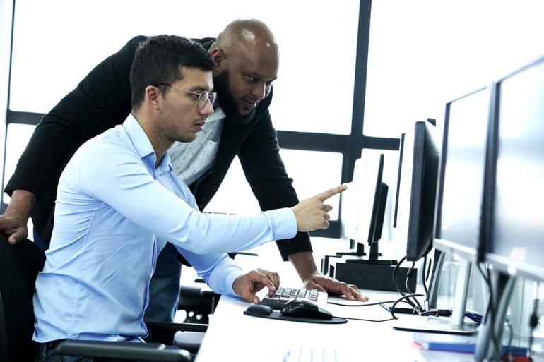 Hombres mirando un computador